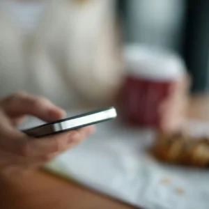 Persona comprando online - seguridad digital - vocces.com